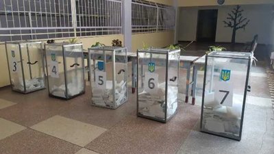 На Львівщині кандидат від "слуг" балотується одразу у три ради