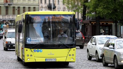 У Львові водії маршруток відмовляються зупинятись на зупинці