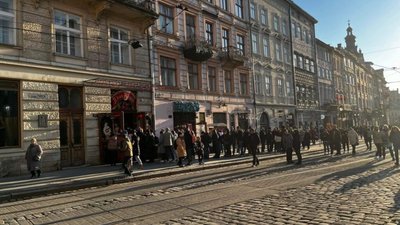 У центрі Львова вишикувалась черга до «П’яної вишні» (ФОТО)
