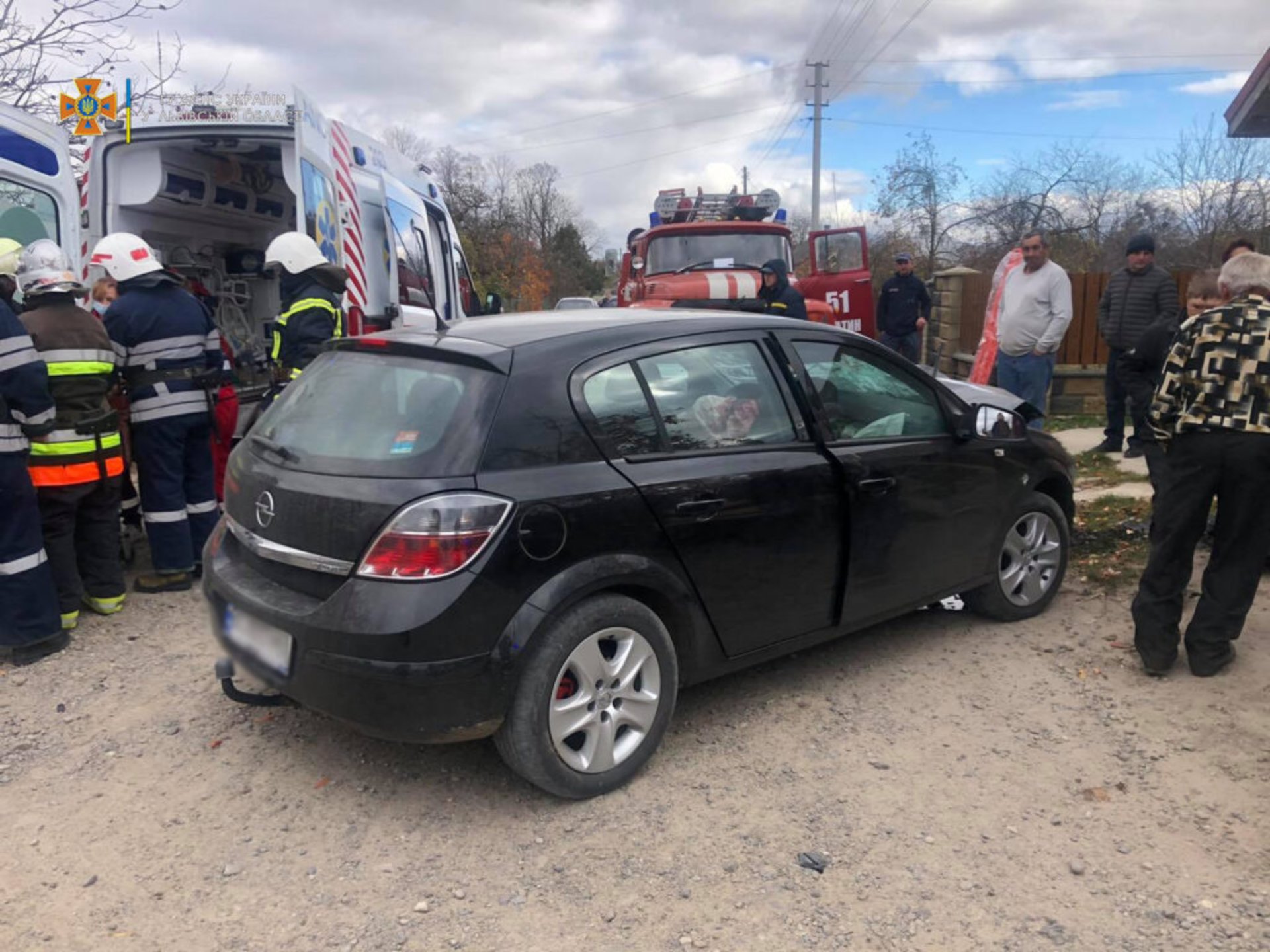 В'їхав у бетонну огорожу: на Львівщині рятувальники вивільняли із авто чоловіка