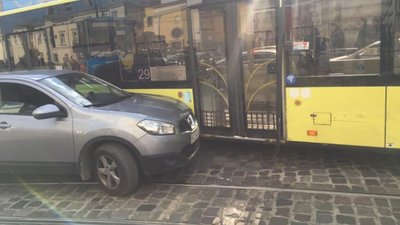 У Львові автобус не розминувся із автомобілем