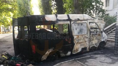 В Одесі вночі згорів автомобіль військовослужбовця