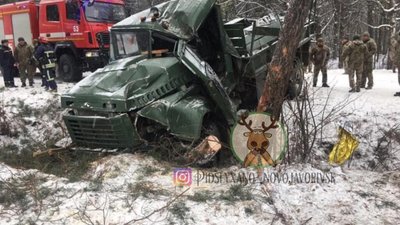 На Яворівському полігоні перекинулась вантажівка (ФОТО)