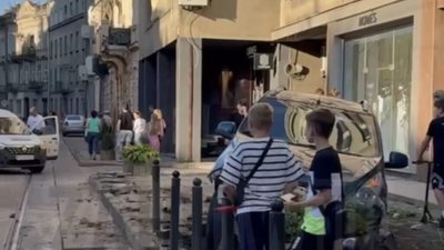 У Львові автомобіль вилетів на тротуар (ВІДЕО)