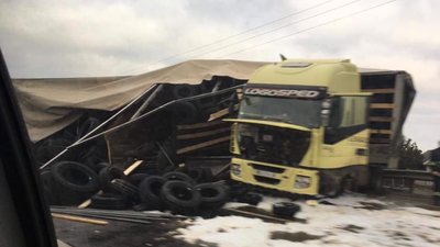 На Львівщині перекинулась вантажівка (ФОТО)