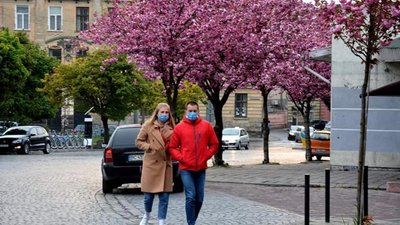 Як у Львові розквітли сакури (ФОТО)