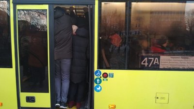 Як у Львові городяни дістаються до роботи «покращеним» транспортом (ФОТО)