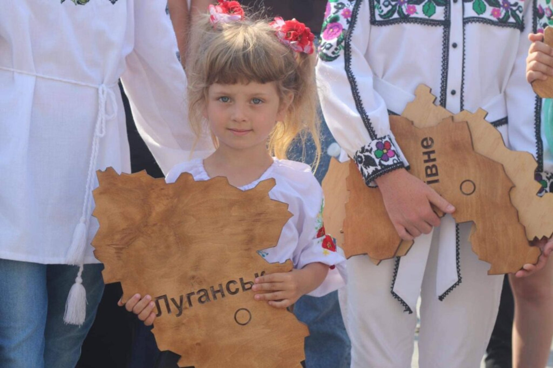 Дітки з різних куточків держави, які через війну знайшли прихисток на Львівщині, склали з дерев’яних пазлів карту України як символ неподільності нашої держави. Кожна дитина встановила на основу одну область