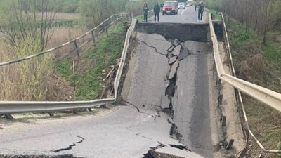 У Львівській області обвалився міст (ФОТО, ВІДЕО)