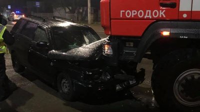 У Городку у ДТП потрапив автомобіль ДСНС, який їхав на виклик (ФОТО)