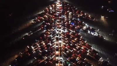 У Харкові встановили рекорд України: сотні автомобілів збудували «автоялинку» (ВІДЕО)