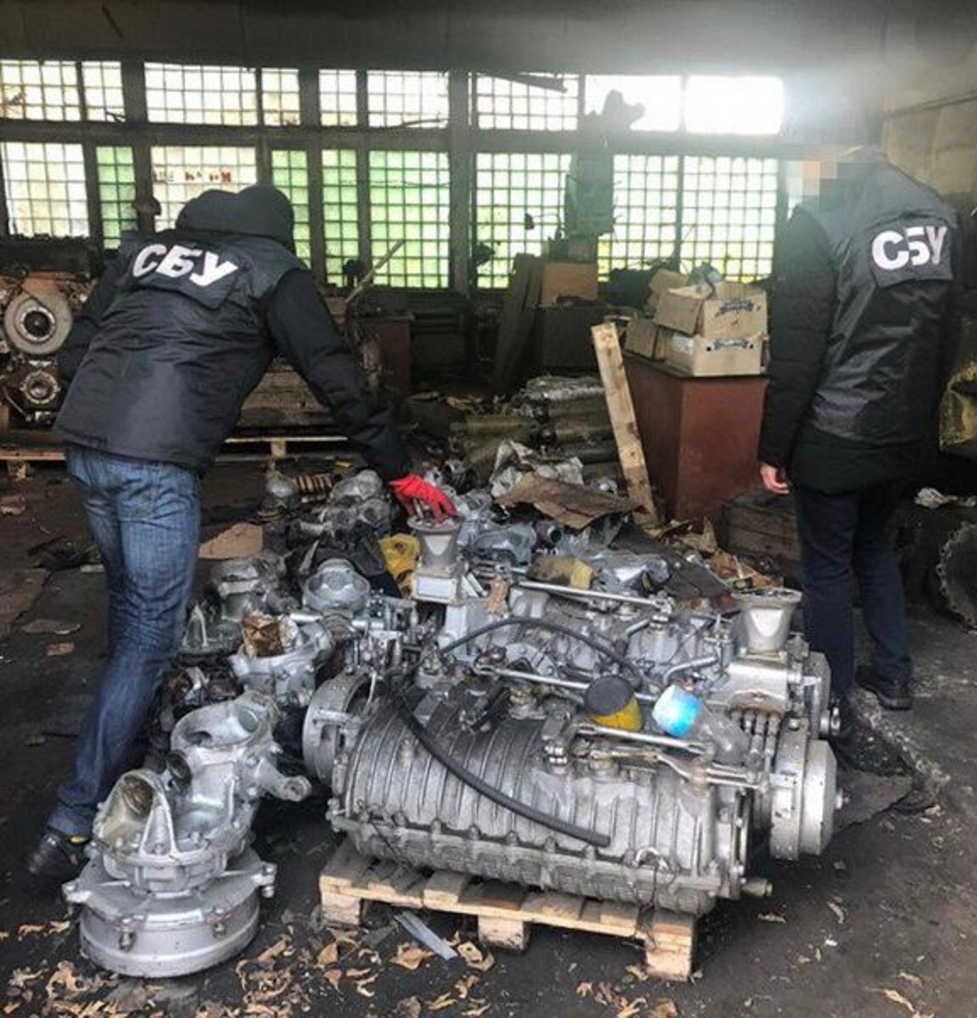 У Львівській області контррозвідка СБУ блокувала нелегальний транзит через Україну комплектуючих до броньованої техніки. Фото СБУ Львівщини