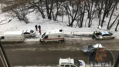 У Львові вулиці міста скувала ожеледиця: на вулиці Липова Алея ДТП (ФОТО)