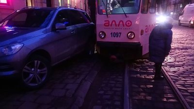 У Львові трамвай зійшов з рейок