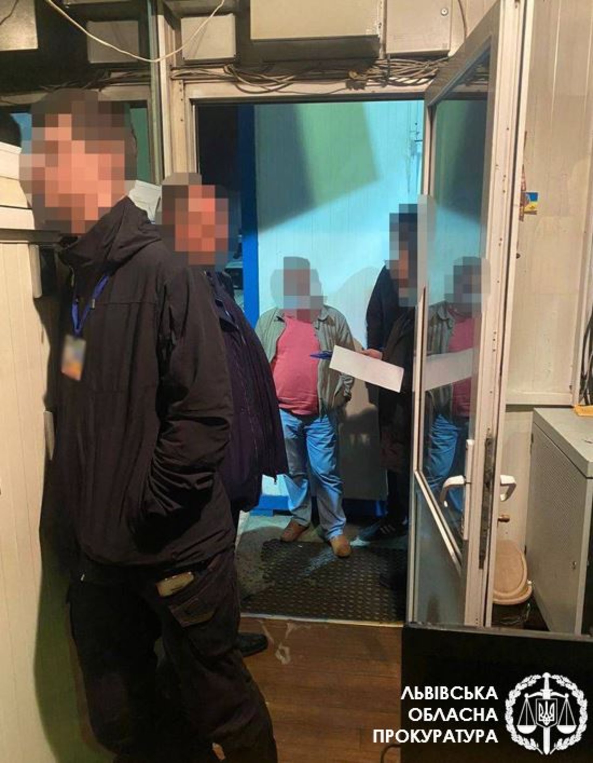 Вимагали хабарі за безперешкодне митне оформлення товарів – викрито двох інспекторів Львівської митниці