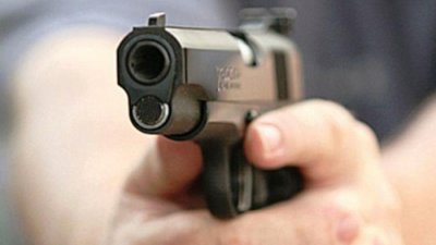 На зупинці у Львові чоловік підстрелив сам себе