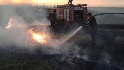 Біля Львова рятувальники ліквідували масштабну пожежу: вигоріло 2 га поля