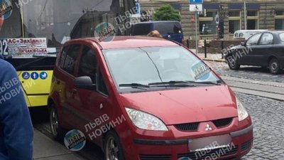 У центрі Львова ДТП блокувала рух трамваїв (ФОТО)