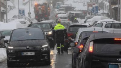 Cнігопад у Іспанії заблокував тисячі людей у машинах