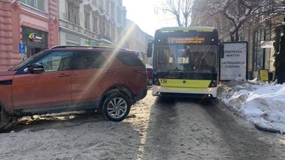 У Львові іномарка заблокувала рух транспорту (ФОТО)