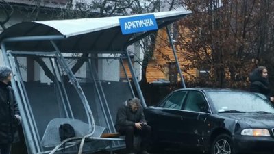 У Брюховичах іномарка  на єврономерах «знесла» зупинку, є постраждалі (ФОТО)