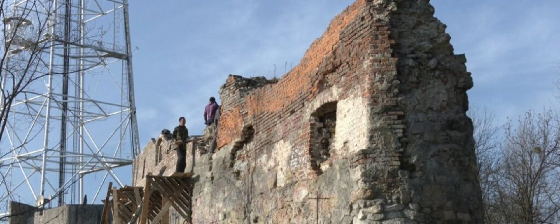 У Львові відновлюють історичний мур Високого замку