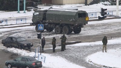 В окупованому Луганську арештовують людей Плотницького, а він заблокований у "білому домі"