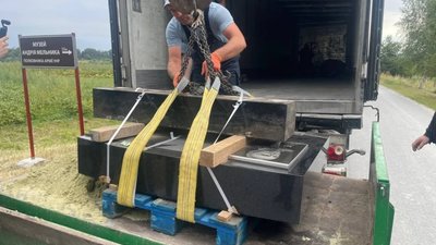 На Львівщину привезли надгробну плиту Андрію Мельнику
