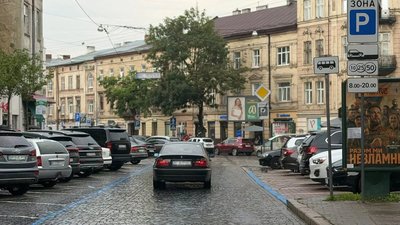 У Львові розкритикували нову парковку Садового