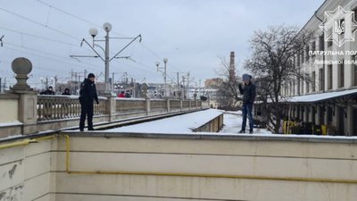 У Львові на вокзалі чоловік хотів перерізати собі горло (ФОТО, ВІДЕО)