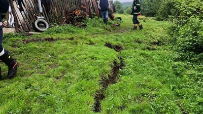 У Дрогобицькому районі негода спричинила зсув ґрунту біля будинку