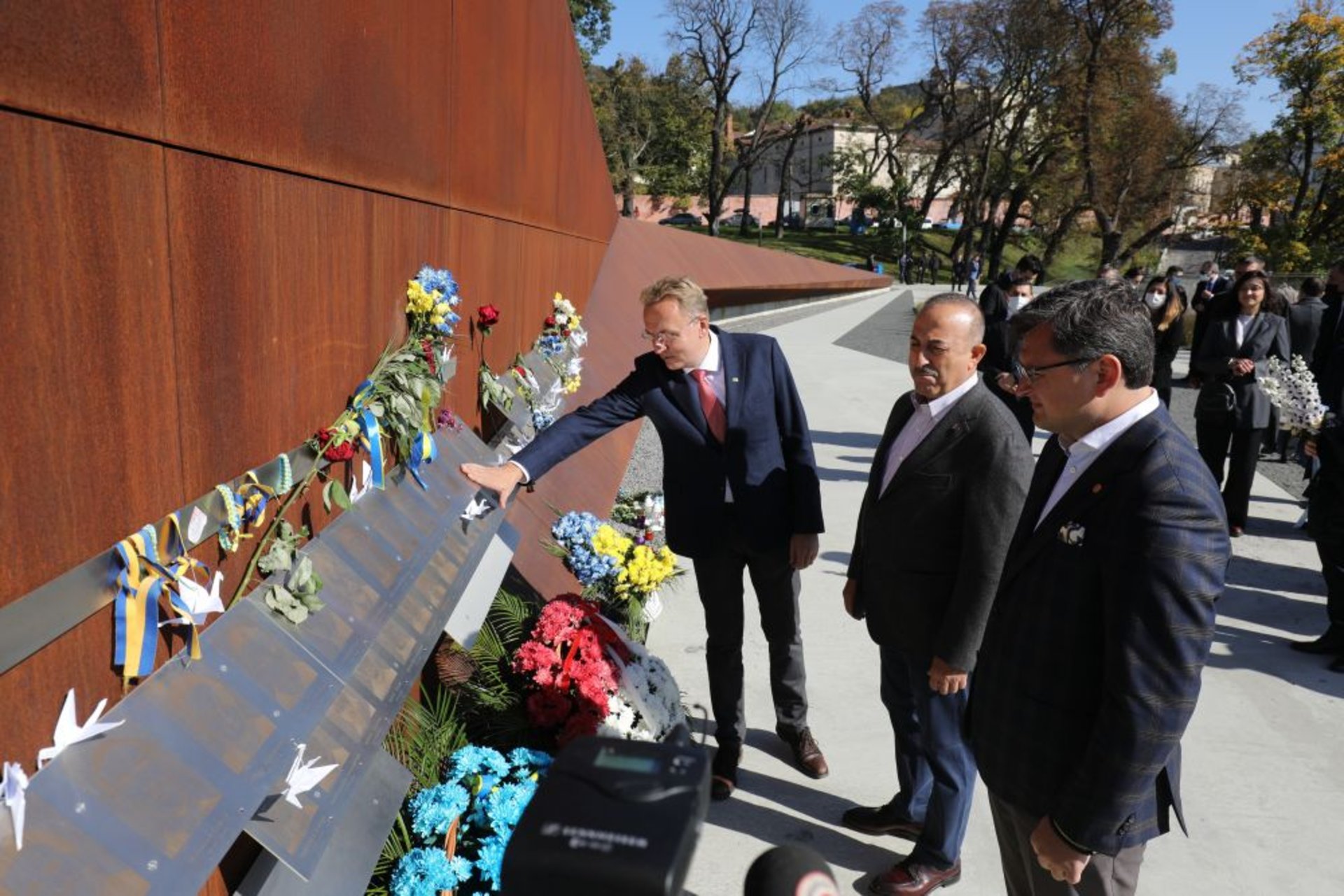 Міністр закордонних справ Турецької Республіки вшанував Героїв Небесної Сотні у Львові, фото ЛМР