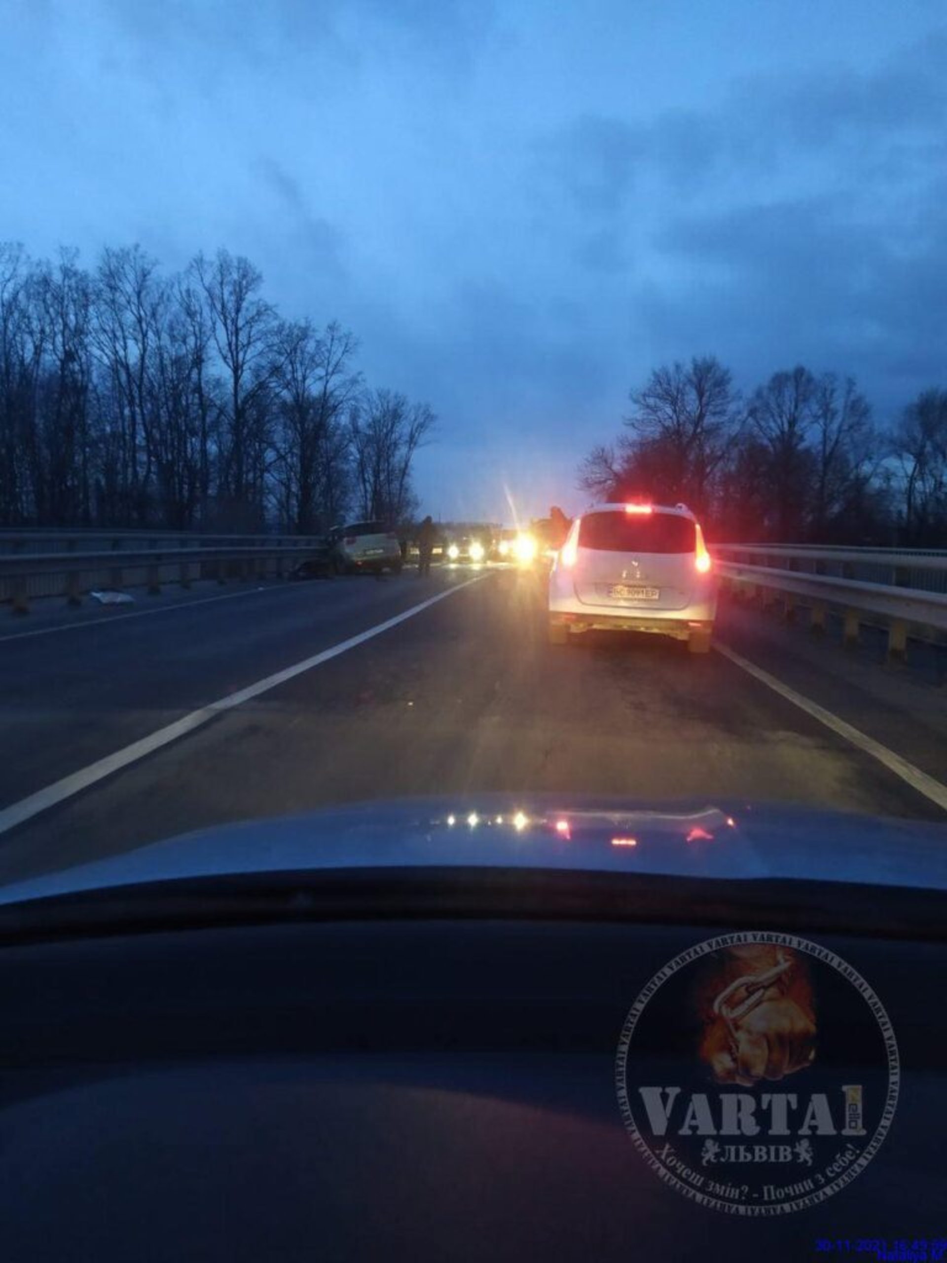 У Зимній Воді автомобіль не розминувся із автобусом, фото Варта-1