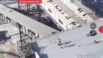 Рашисти встановлюють своїх ганчірки на обʼєктах у Авдіївці (ВІДЕО)