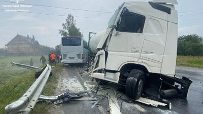 На трасі «Київ - Чоп» розірвало вантажівку (ФОТО)