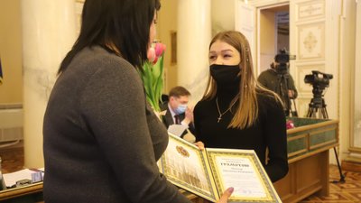 Ірина Гримак вручила грамоту облради медичній сестрі Христині Мамчур (ФОТО)