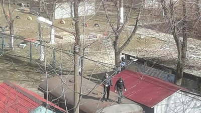 На даху я: у Новояворівську діти лазять дахами гаражів (ФОТО)