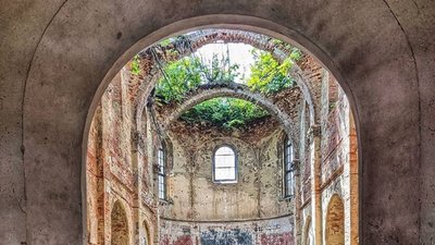 Поблизу Львова заростає хащами унікальний неоготичний храм (ФОТО)