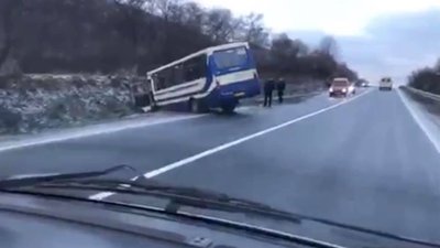 На Львівщині рейсовий автобус з‘їхав з траси у кювет