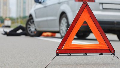 У Львові водій автомобіля влетів у стовп (ВІДЕО)
