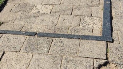 У центрі Львова просять ліквідувати невидимі сходи (ФОТО)
