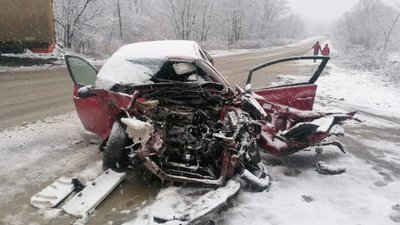 Жахлива ДТП: на Львівщині автомобіль перетворився у металобрухт (ФОТО)