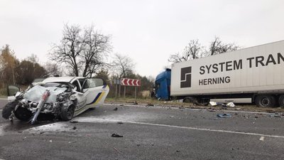 На Львівщині фура розтрощила автомобіль патрульної поліції