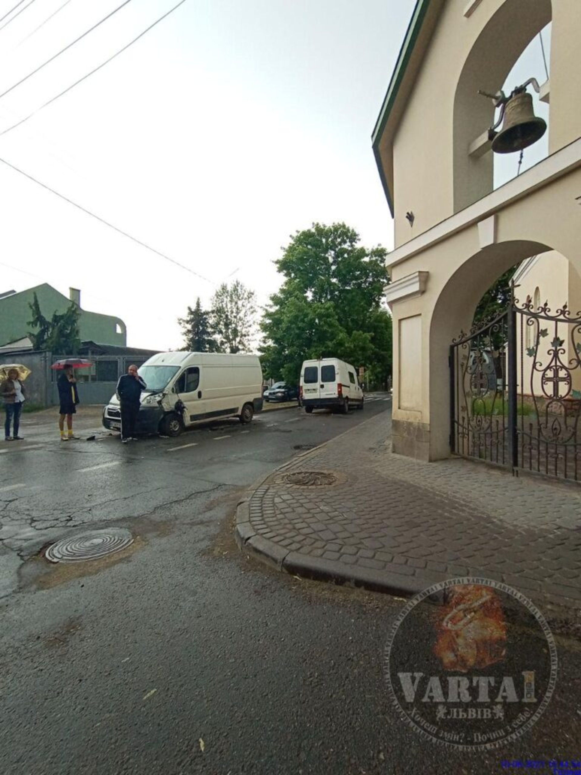 У Львові не розминулись два мікроавтобуси