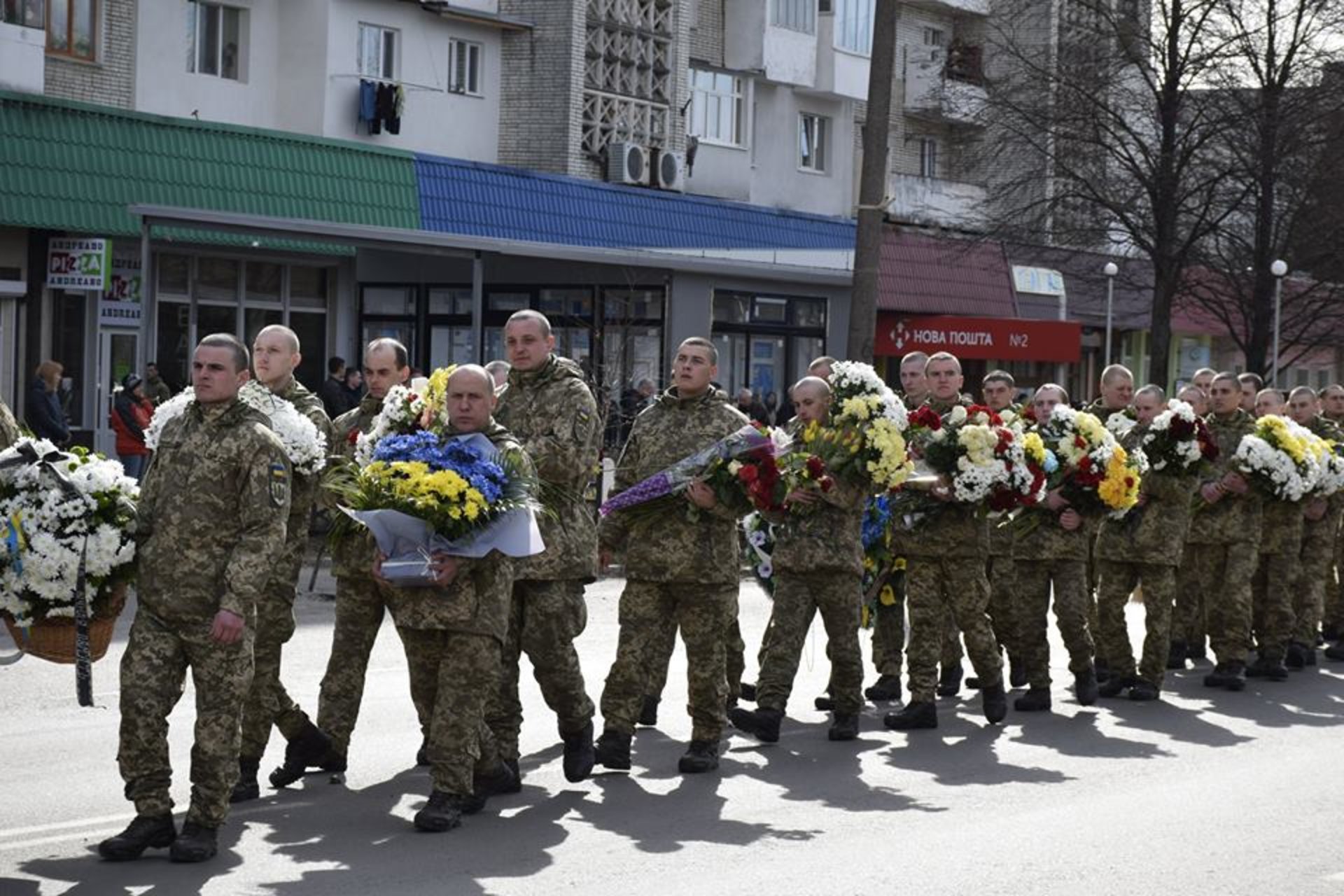 Як на Львівщині тисячі людей провели в останню путь Героя України. Фото: Яворівська РДА.