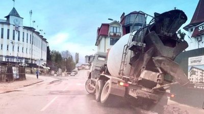 У Трускавці пішов під тротуар будівельний «міксер» (ФОТО)