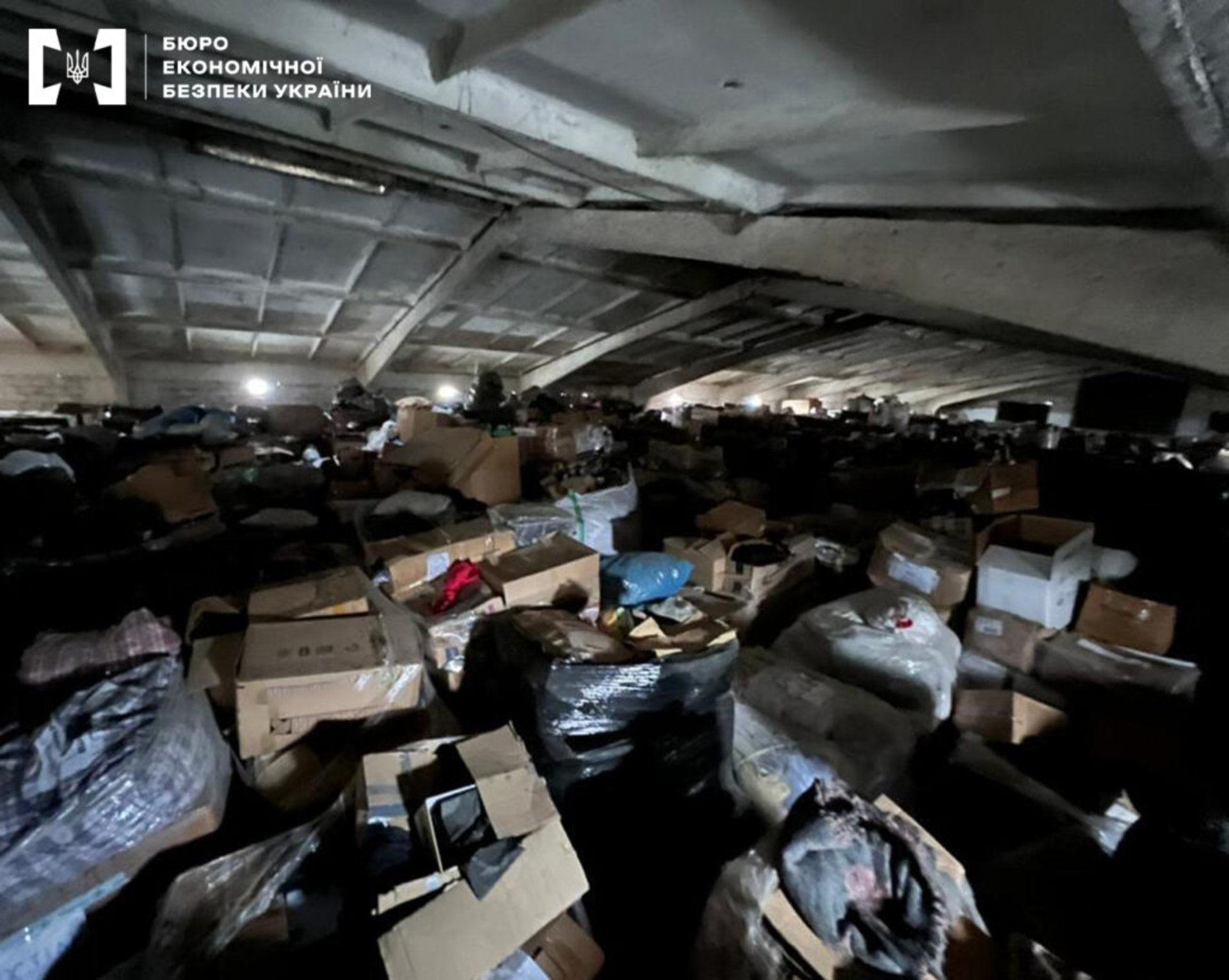 На Львівщині виявили склад гуманітарних товарів невідомого походження