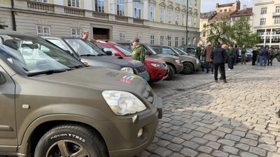 Іноземці пригнали до Львова автомобілі для ЗСУ (ФОТО)