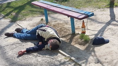 У Львові під час карантину люди сплять на тротуарах в масках (ФОТОФАКТ)