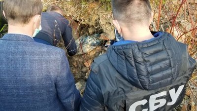 На Львівщині спецслужби виявили схрон сучасної зброї та вибухівки (ФОТО)